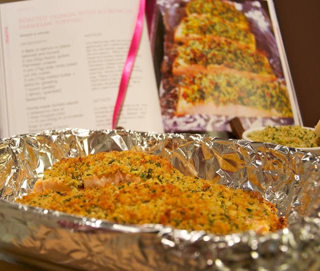 Salmón gratinado con crujiente de ajo y perejil