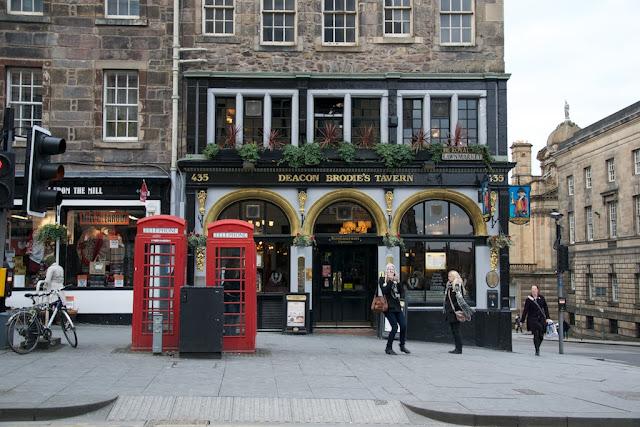 Salmón gratinado con crujiente de ajo y perejil