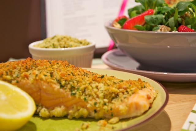 Salmón gratinado con crujiente de ajo y perejil