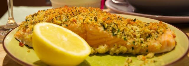 Salmón gratinado con crujiente de ajo y perejil