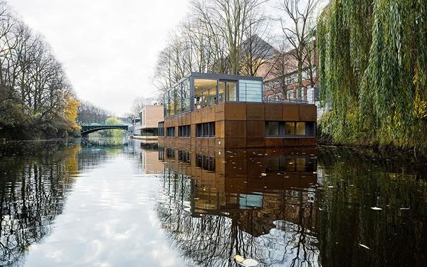 Houseboat on the Eilbek canal :: casa flotante