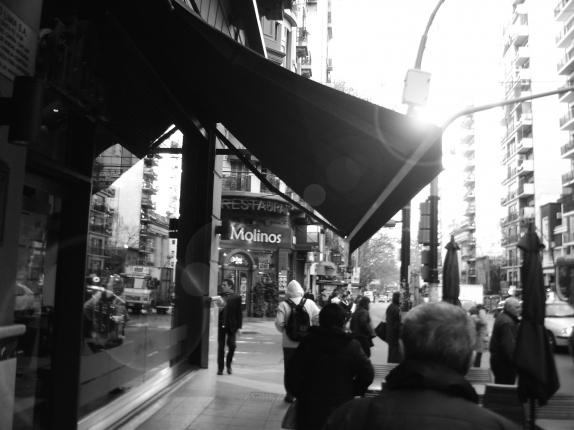 De viejas, paraguas y toldos – Por el Diego