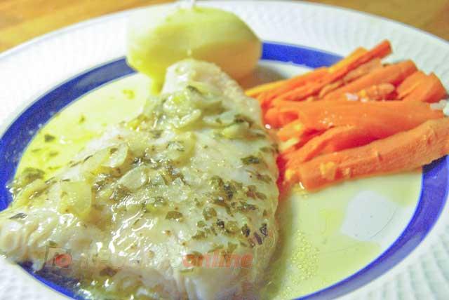 Panga-en-salsa-verde-con-patata-y-zanahoria-todo-cocinado-en-microondas---Recetas-de-cocina-RECETASonline