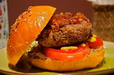 Hamburguesas gourmet con pistacho y gorgonzola en pan de tomate