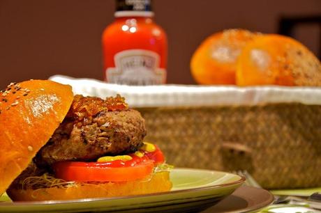 Hamburguesas gourmet con pistacho y gorgonzola en pan de tomate