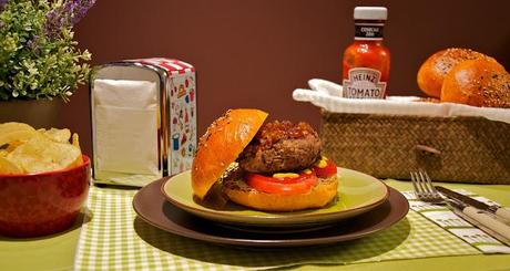 Hamburguesas gourmet con pistacho y gorgonzola en pan de tomate