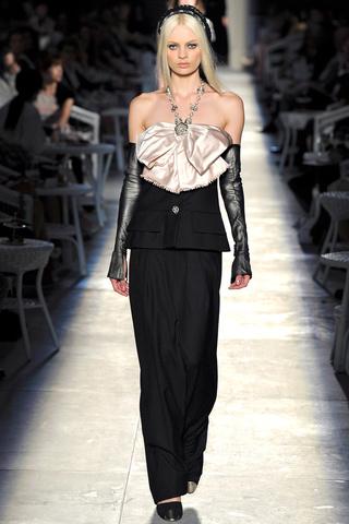 Chanel alta costura en París propone un look más casual