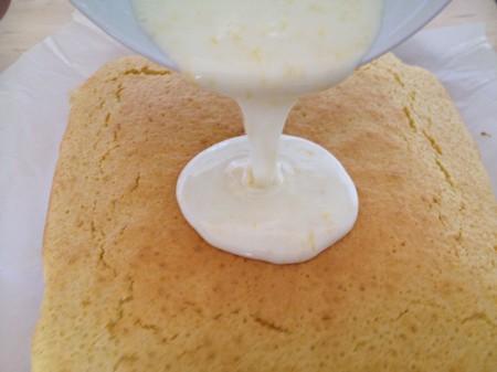 recetas postres para café recetas delikatissen recetas de glaseado recetas con limón postres delikatissen postres de verano postres de limón lemon cake recipe glaseado de fácil de limón fotos de postres fotos de bizcochos fotografías de postres cuadrados de limón blog de repostería blog de recetas blog de postres bizcocho pequeño receta bizcocho fácil de limón bizcocho casero sin yogur 