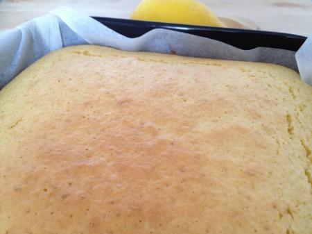 recetas postres para café recetas delikatissen recetas de glaseado recetas con limón postres delikatissen postres de verano postres de limón lemon cake recipe glaseado de fácil de limón fotos de postres fotos de bizcochos fotografías de postres cuadrados de limón blog de repostería blog de recetas blog de postres bizcocho pequeño receta bizcocho fácil de limón bizcocho casero sin yogur 