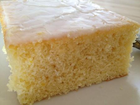 recetas postres para café recetas delikatissen recetas de glaseado recetas con limón postres delikatissen postres de verano postres de limón lemon cake recipe glaseado de fácil de limón fotos de postres fotos de bizcochos fotografías de postres cuadrados de limón blog de repostería blog de recetas blog de postres bizcocho pequeño receta bizcocho fácil de limón bizcocho casero sin yogur 