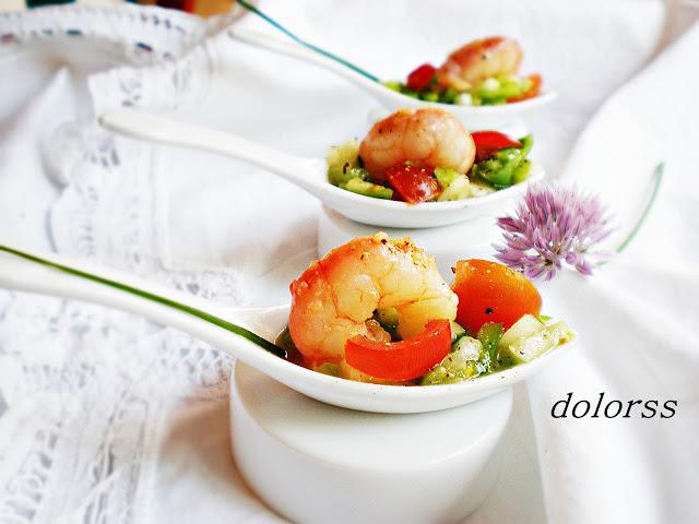 Aperitivo de pipirrana de gambas