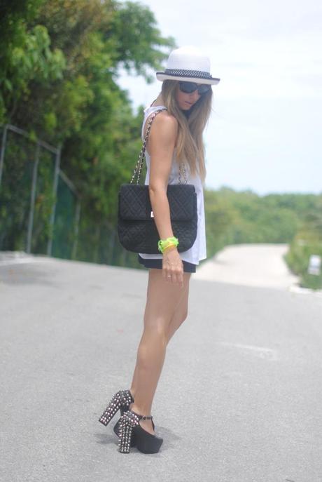 See outfit ideas at my fashion blog: black and white + fluor. By Mónica Sors