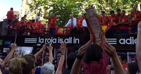 El bus que portaba a la selección española, el pasado lunes por la tarde en el barrio de Argüelles (Madrid)