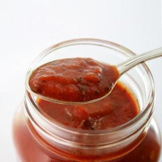 ¿Cómo quitar o limpiar las manchas de salsa de tomate de la ropa o de la mantelería?