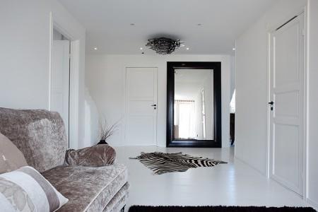 Bonito ático decorado en blanco suelo terraza madera suelo blanco glossy sillón blanco de terciopelo muebles terraza dedon marcos en decoración interiorismo nórdico habitación infantil decoración blanco fotos decoración comedores fotos decoración cocinas fotos de muebles escandinavos estilo nórdico estilo escandinavo diseño nórdico diseño de interiores lofts decorar casas decoración escandinava decoracion de interiores minimalista decoración de interiores cocinas nórdicas cocinas con barra y taburetes cocina en acero closets diseño escandinavo blog interiorismo blog decoración alfombra estampado animal alfombra cebra