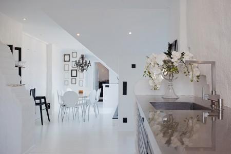 Bonito ático decorado en blanco suelo terraza madera suelo blanco glossy sillón blanco de terciopelo muebles terraza dedon marcos en decoración interiorismo nórdico habitación infantil decoración blanco fotos decoración comedores fotos decoración cocinas fotos de muebles escandinavos estilo nórdico estilo escandinavo diseño nórdico diseño de interiores lofts decorar casas decoración escandinava decoracion de interiores minimalista decoración de interiores cocinas nórdicas cocinas con barra y taburetes cocina en acero closets diseño escandinavo blog interiorismo blog decoración alfombra estampado animal alfombra cebra