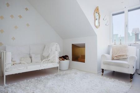 Bonito ático decorado en blanco suelo terraza madera suelo blanco glossy sillón blanco de terciopelo muebles terraza dedon marcos en decoración interiorismo nórdico habitación infantil decoración blanco fotos decoración comedores fotos decoración cocinas fotos de muebles escandinavos estilo nórdico estilo escandinavo diseño nórdico diseño de interiores lofts decorar casas decoración escandinava decoracion de interiores minimalista decoración de interiores cocinas nórdicas cocinas con barra y taburetes cocina en acero closets diseño escandinavo blog interiorismo blog decoración alfombra estampado animal alfombra cebra