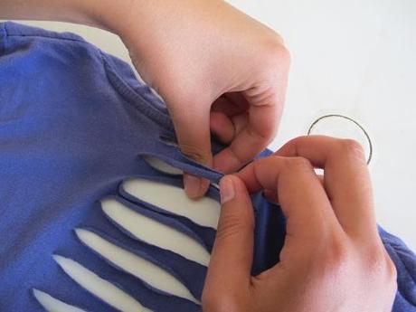 reciclar y personalizar trenzando tiras camiseta