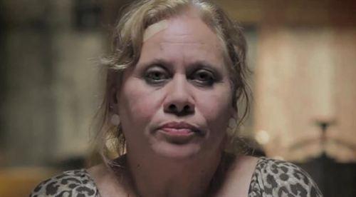 Carmina o revienta: Retrato de mujer con cigarro y cabra al fondo