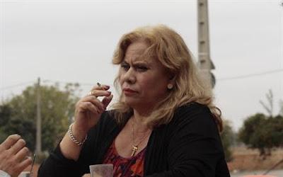 Carmina o revienta: Retrato de mujer con cigarro y cabra al fondo