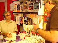 Muñoz Molina firmando