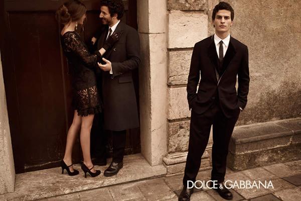 El hombre de Dolce & Gabbana luce mantos de vírgenes andaluzas