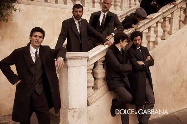 El hombre de Dolce & Gabbana luce mantos de vírgenes andaluzas