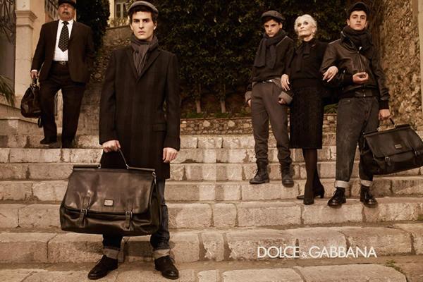 El hombre de Dolce & Gabbana luce mantos de vírgenes andaluzas