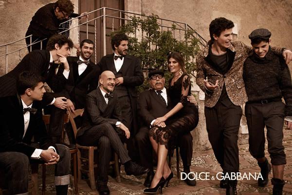 El hombre de Dolce & Gabbana luce mantos de vírgenes andaluzas