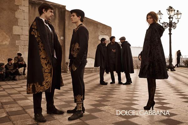 El hombre de Dolce & Gabbana luce mantos de vírgenes andaluzas
