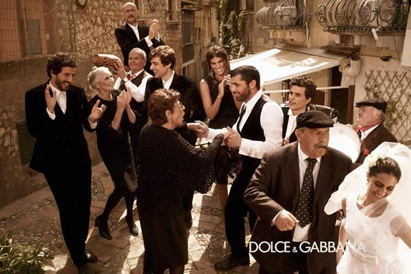 El hombre de Dolce & Gabbana luce mantos de vírgenes andaluzas