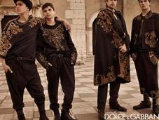 hombre Dolce Gabbana luce mantos vírgenes andaluzas