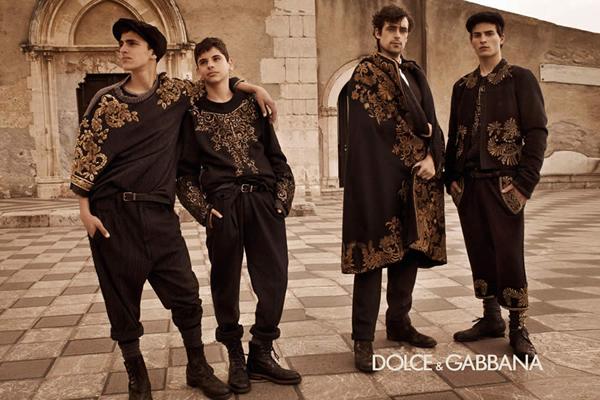 El hombre de Dolce & Gabbana luce mantos de vírgenes andaluzas