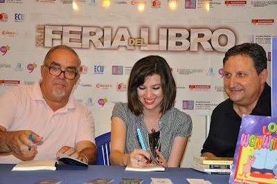 Ana Pomares. Firma de libros en la XLII Feria del Libro de Alicante