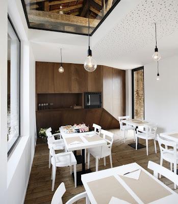 Un restaurante dentro de un granero