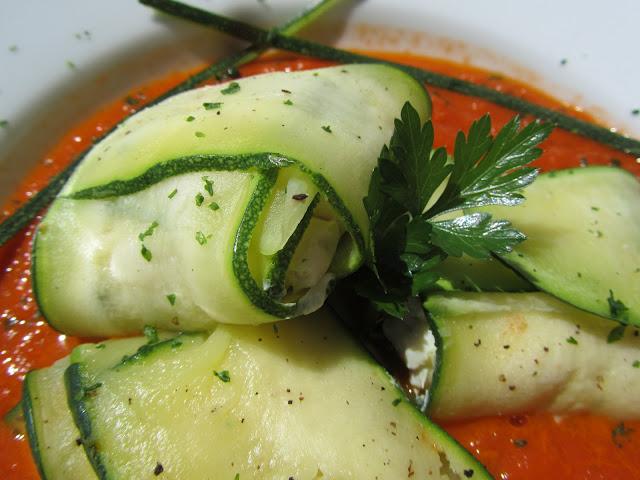 Rollitos de calabacín de pollo y tomate