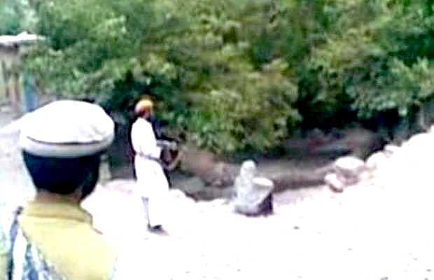 Vídeo del asesinato público de una mujer por su marido retrata a Afganistán