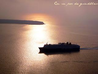 Santorini (II), de burros, volcanes y puestas de sol