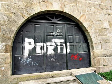 ¿Quien es, quien es el portu? No importa, a menos de 1 hora de Portugal en coche puede ser cualquiera. Lo que aquí importa es quien es el vándalo que perjudica el patrimonio cultural.
