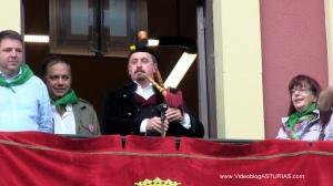 Festival Sidra Nava 2012: Himno Asturias gaitero balcon Ayuntamiento