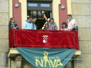 Festival Sidra Nava 2012: Escanciando en balcon Ayuntamiento