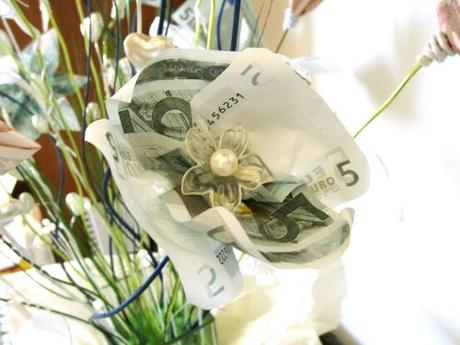 Ramo para bodas hecho con billetes de dinero