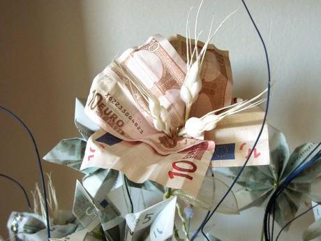 Rosa para regalar dinero de forma original en bodas