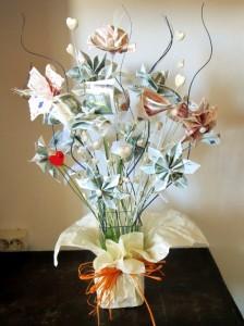 Regalar dinero de forma original haciendo flores con billetes