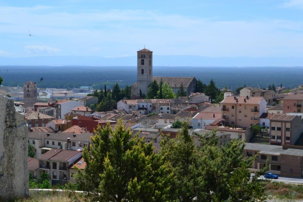 Cuéllar y su mar de pinos, al fondo