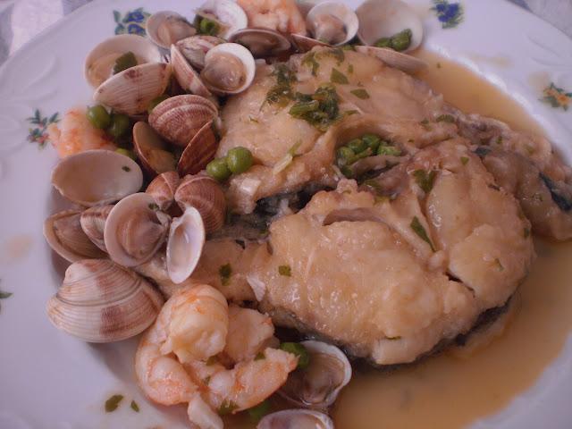 RODAJAS DE PESCADA EN SALSA DE ALBARIÑO CON ALMEJAS DE MALAGA Y LANGOSTINOS