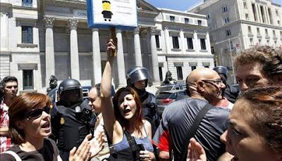 Los antidisturbios cargan contra los mineros en Madrid. Y Rajoy destroza el estado de bienestar.