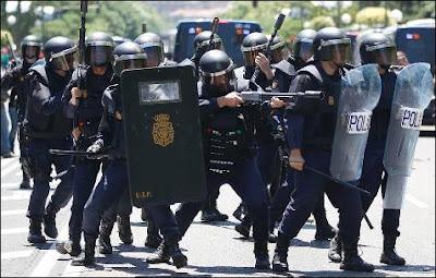 Los antidisturbios cargan contra los mineros en Madrid. Y Rajoy destroza el estado de bienestar.