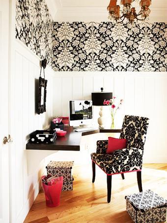 Blanco, negro y fucsia para una oficina muy femenina