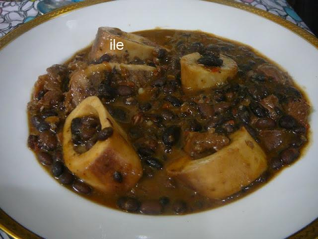 Guiso de carne y porotos o frijoles negros